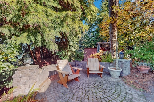 Stunning Home, Breathtaking  Views,  w/ Hot Tub, WIFI, & Two Kids Play Areas!