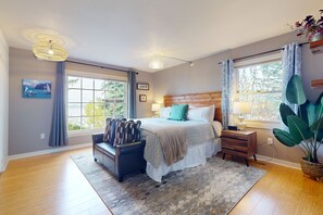 4 bedrooms, iron/ironing board, Internet, bed sheets