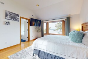 4 bedrooms, iron/ironing board, Internet, bed sheets - Stunning Home, Breathtaking  Views,  w/ Hot Tub, WIFI, & Two Kids Play Areas! (Federal Way)