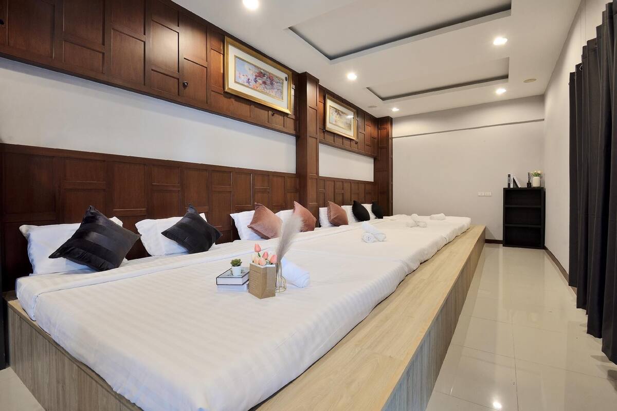 Family Studio | Minibar, desk, WiFi (free), bed sheets