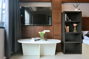 Minibar, desk, free WiFi, bed sheets - Deco Lux Hotel (Bangkok)
