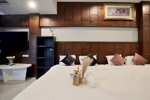 Minibar, desk, free WiFi, bed sheets - Deco Lux Hotel (Bangkok)