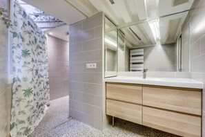 Shower, hair dryer, towels
