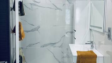 Douche, sĂšche-cheveux, serviettes fournies, savon