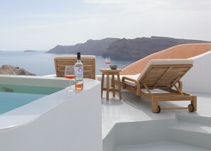 Outdoor spa tub - 'Little Rock Villa'. Fall in love with the most breathtaking location in Oia (Oia)