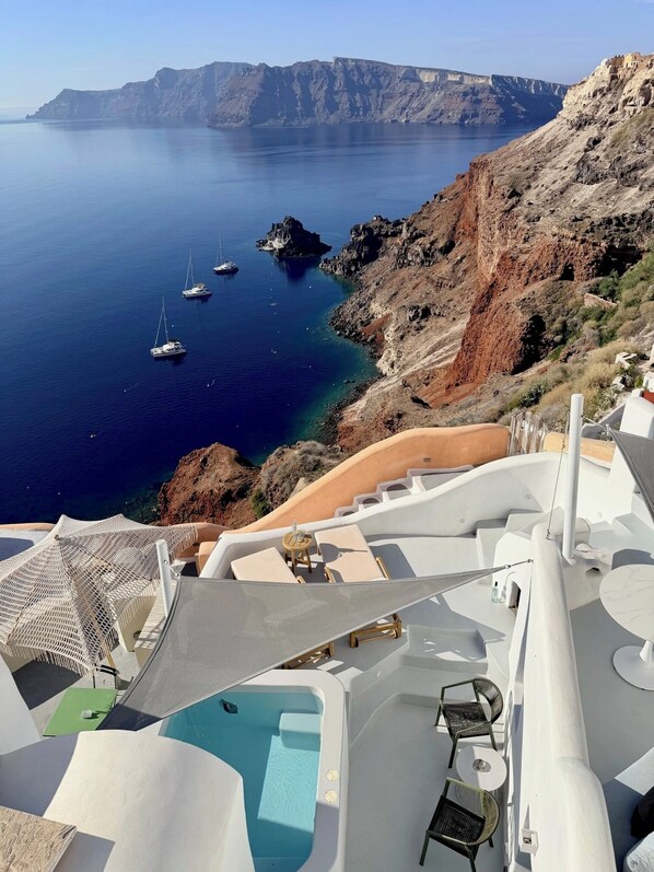 Property grounds - 'Little Rock Villa'. Fall in love with the most breathtaking location in Oia (Oia)