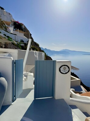 Property grounds - 'Little Rock Villa'. Fall in love with the most breathtaking location in Oia (Oia)