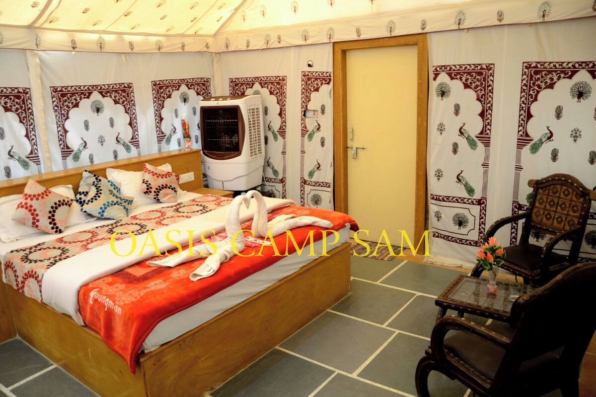 Una habitación con cama, calefacción, una silla y una mesa con un florero.
