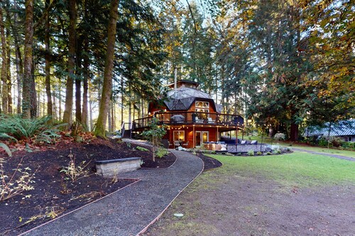 Unique waterfront home with sauna, hot tub, and washer & dryer