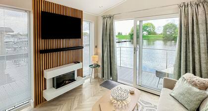 Deluxe Floating Lodge