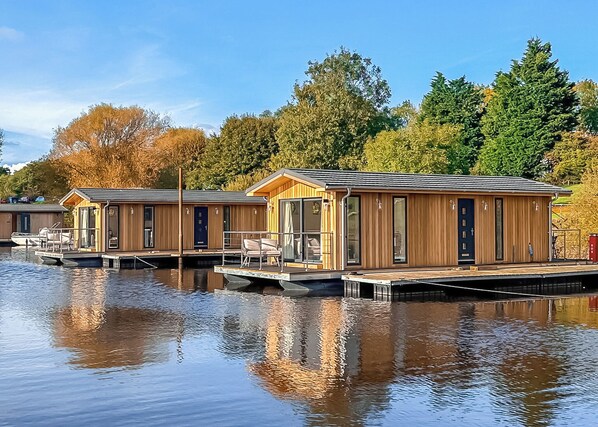 Unclassified image, 1 of 21, button - Deluxe Floating Lodge (Naburn, York)