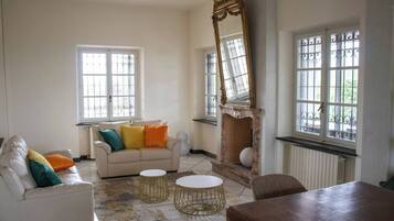 Fernseher, TischfuĂball, BĂŒcher