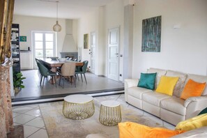 Télévision, baby-foot, livres