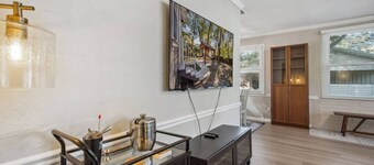 Cozy Bungalow, Fenced Yard, Small Pup Friendly, BBQ, Gazebo, Close to Downtown, Walk to Restaurants