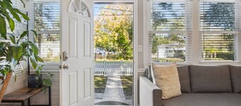 Cozy Bungalow, Fenced Yard, Small Pup Friendly, BBQ, Gazebo, Close to Downtown, Walk to Restaurants
