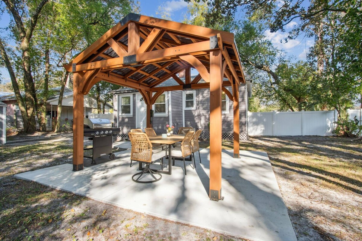 Cozy Bungalow, Fenced Yard, Small Pup Friendly, BBQ, Gazebo, Close to Downtown, Walk to Restaurants