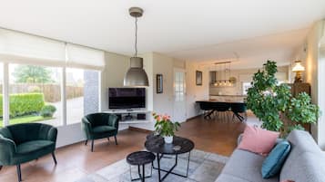 Een televisie en een dvd-speler