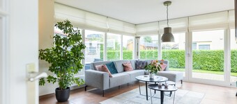 Holiday home with mooring in watery Koudum