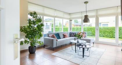 Holiday home with mooring in watery Koudum