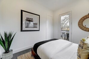 4 bedrooms, iron/ironing board, travel cot, WiFi - Luxe New Construction | Hot Tub & Fire Pit (Austin)