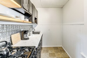 Coffee/tea maker, fridge, microwave, stovetop