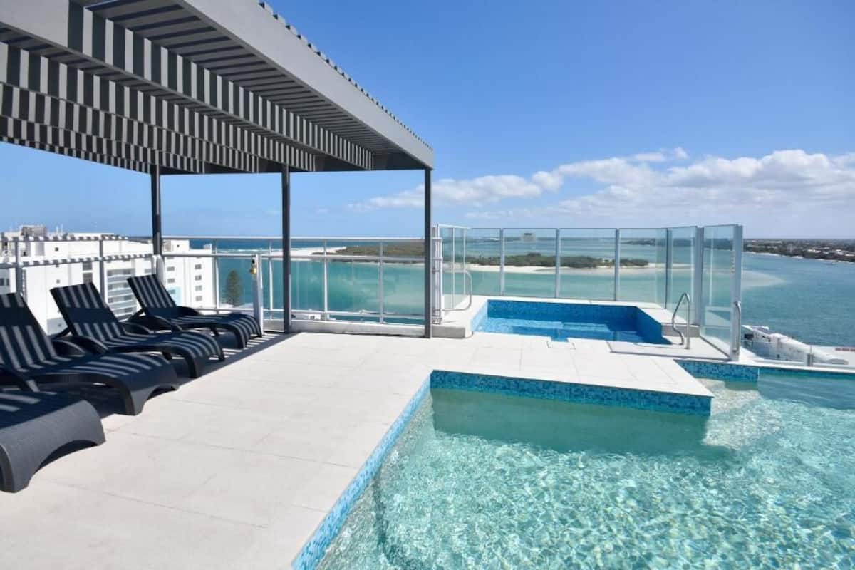 Three-Bedroom Apartment with Water View | Terrace/patio