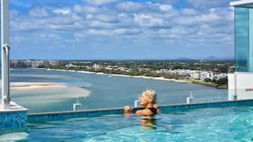 Una piscina al aire libre, una piscina climatizada, sombrillas, tumbonas