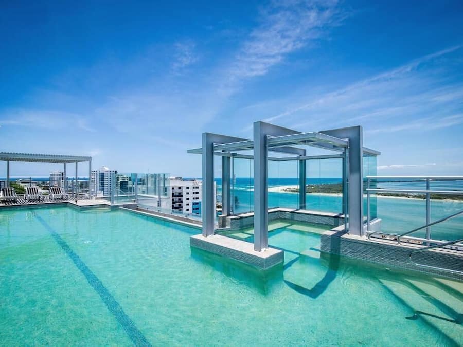 Piscina externa, piscina aquecida, funciona das 6h às 10h, guarda-sóis