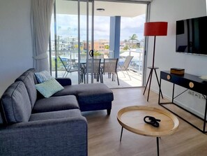 Appartement, 2 chambres | Aire de séjour | Téléviseur connecté de 43 po avec télévision numérique, lecteur de DVD