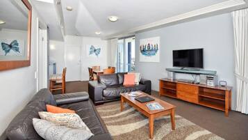 Appartement supérieur, 2 chambres | Aire de séjour | Téléviseur connecté de 43 po avec télévision numérique, lecteur de DVD