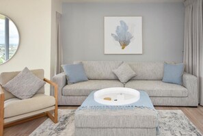 Appartement, 2 chambres | Aire de séjour | Téléviseur connecté de 43 po avec télévision numérique, lecteur de DVD