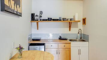 Réfrigérateur, micro-ondes, cafetière/bouilloire