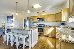 Fridge, microwave, oven, stovetop - Peaceful Setting w/ Coastal Views: Gulfport Haven (Gulfport)
