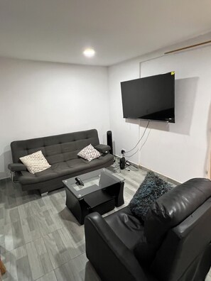 Smart TV - Charming two bedroom shared in lovely Bello with WiFi, 24 hr Security,Pool,Sauna (Bello)