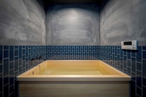 Traditional House, 3 Bedrooms, Non Smoking, Kitchen | Bathroom | Combined shower/tub, rainfall showerhead, free toiletries, hair dryer