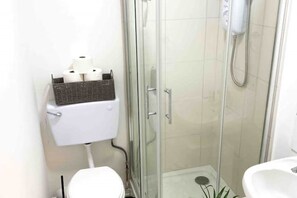 Doccia, asciugacapelli, asciugamani, sapone