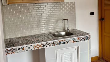 Studio | Cozinha americana privada | Geladeira, chaleira elétrica