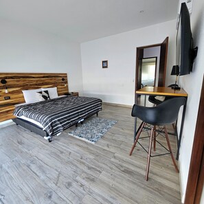 4 bedrooms, iron/ironing board, WiFi, bed sheets