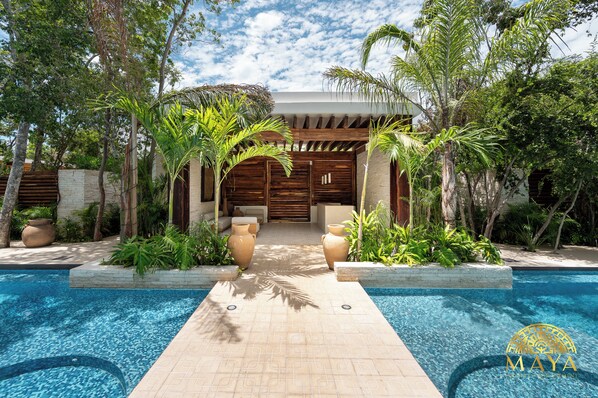 2 outdoor pools