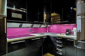 Refrigerador, microondas, horno y lavavajillas 