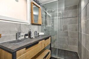 Shower, hair dryer, towels - TheBlueStay 110 - Charming Duplex in Paris 17 (Paris)
