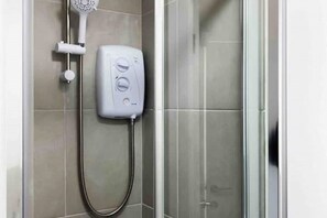 Bruser, gratis toiletartikler, hårtørrer, håndklæder