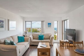 TV, DVD player, stereo, offices - Modern Mews Home w/ Sea Views, Private Parking (Cornwall)