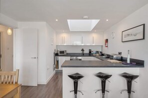 Een koelkast, een magnetron, een oven, een kookplaat