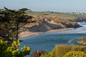 Beach nearby - Modern Mews Home w/ Sea Views, Private Parking (Cornwall)