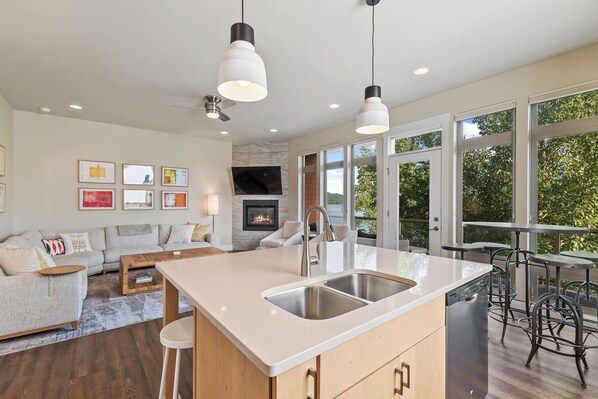 Interior - NEW Listing Waterfront, 3 bedroom, 2.5 bath condo, next to Whitefish City Beach (Whitefish)