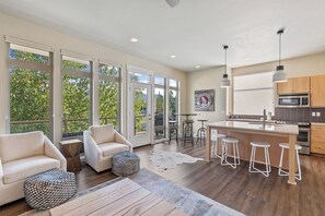 Interior - NEW Listing Waterfront, 3 bedroom, 2.5 bath condo, next to Whitefish City Beach (Whitefish)