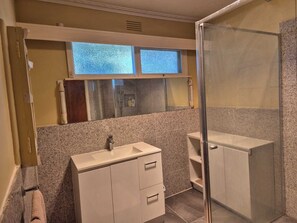 Sèche-cheveux, serviettes fournies, savon, papier toilette