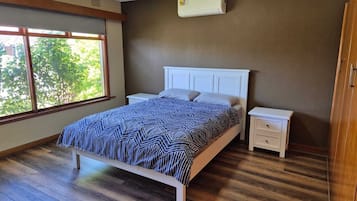 3 bedrooms, iron/ironing board, WiFi, bed sheets