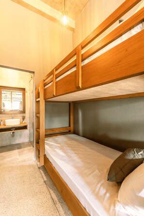 2 bedrooms, in-room safe, desk, iron/ironing board